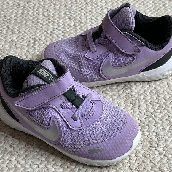 NIKE Revolution TDV Girl's Size 8C Liliac Light Purple Sneakers Shoes BQ5673-509 - Picture 1 of 11